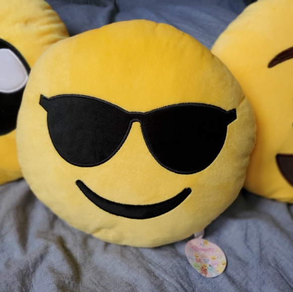 Cute Emoji Soft Plush Toys (Bundle of 3) - Picture 4 of 5